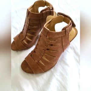 Naturalizer sandle heels brown/tan size 5